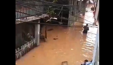 Curah hujan yang tinggi sejak Selasa (28/1) membuat banjir merendam sejumlah wilayah di Jakarta. (Foto:Xrohimsaber87)